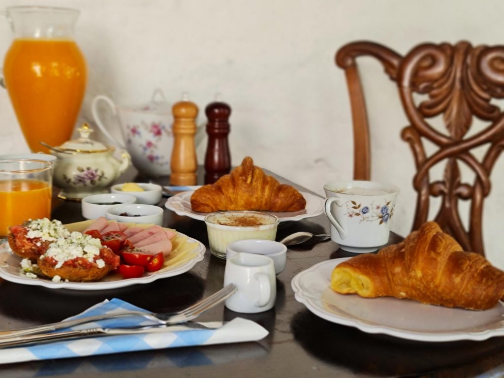 Loukoulos marisonettes Samos Breakfast